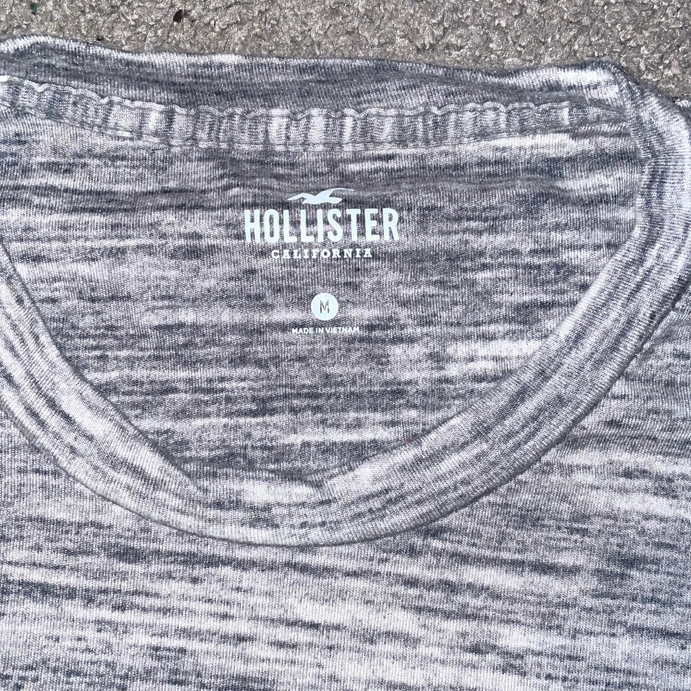 Grey Hollister t shirt. - Picture 2 of 2
